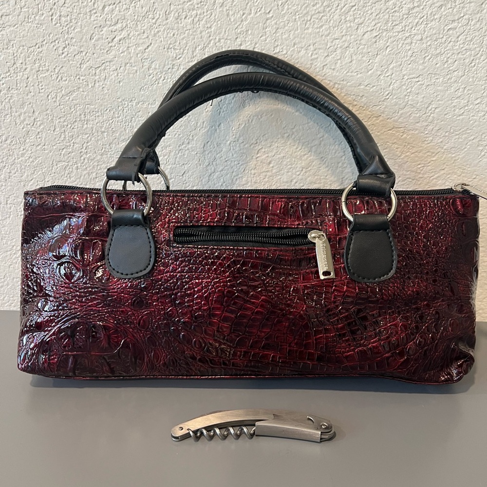 WINE CLUTCH-BURGUNDY CROC SINGLE
BOTTLE WINE TOTE INCLUDES WINE BOTTLE OPENER